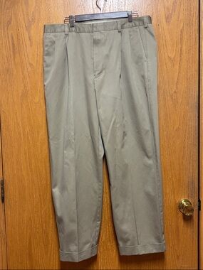 Roundtree & Yorke Olive Pleated Dress Pants